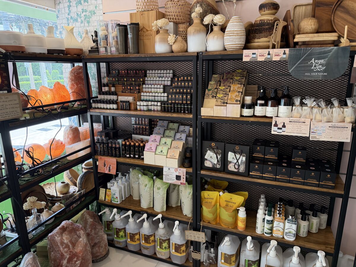 Radiance Wholefoods natural wellness and beauty products including Himalayan salt lamps and chemical-free skincare on Sukhumvit Soi 49 Bangkok
